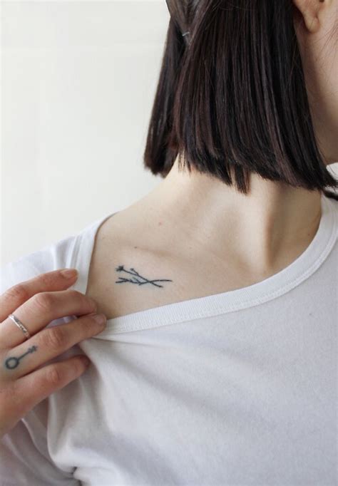 tatuajes pequeños clavicula|Tatuajes delicados en la clavicula